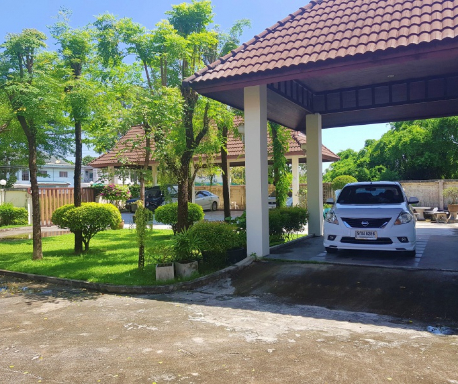 พื้นที่รอบตัวบ้านกว้าง 365 ตร.ว. รองรับที่จอดรถได้กว่า 10 คัน