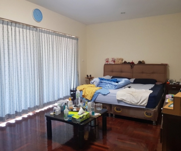 ห้องนอนขนาดใหญ่ (Master Bedroom) มีห้องน้ำในตัว ปรับปรุงใหม่ได้ตามสไตล์คุณ