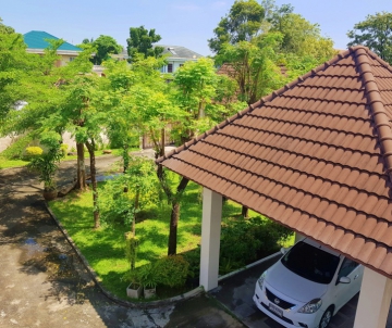 บริเวณสวนหน้าบ้าน พื้นที่สีเขียวขนาดใหญ่ ใจกลางศรีนครินทร์