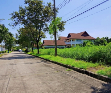 บริเวณสวนหน้าบ้าน พื้นที่สีเขียวขนาดใหญ่ ใจกลางศรีนครินทร์