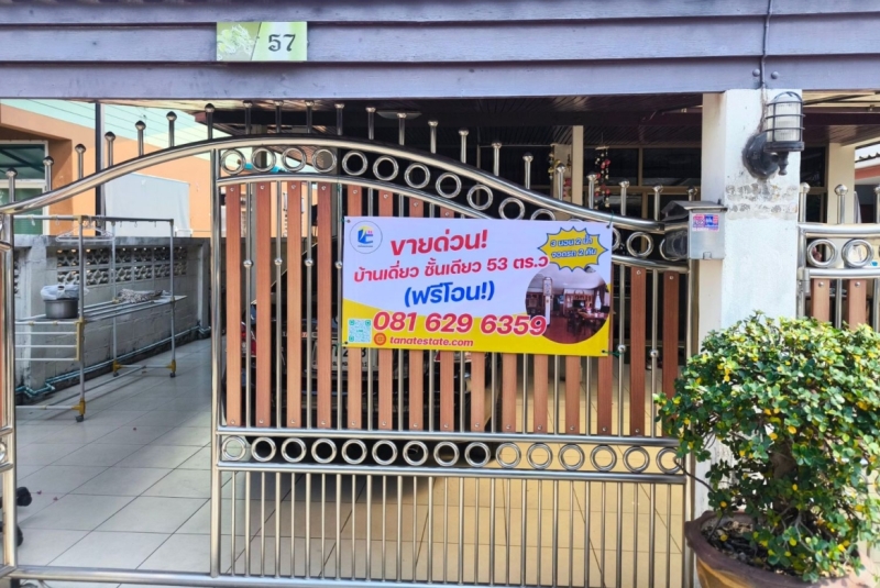 ขายบ้านเดี่ยวชั้นเดียว หมู่บ้านเรวดี นนทบุรี ด้านหน้าต่อเติมโรงจอดรถ จอดได้ 2 คัน