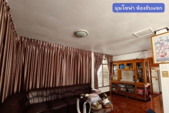 ห้องรับแขกบิวท์อินไม้แท้ผสมไม้อัด สภาพดี บ้านเดี่ยวซอยเรวดี