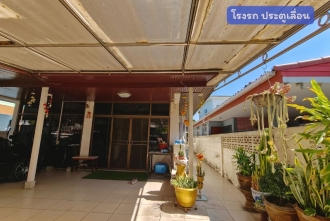 ขายบ้านเดี่ยวชั้นเดียว หมู่บ้านเรวดี นนทบุรี ด้านหน้าต่อเติมโรงจอดรถ จอดได้ 2 คัน
