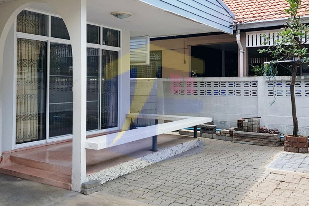 บ้านเดี่ยว เรวดี 49 ตลาดขวัญ  ชั้นเดียว เนื้อที่ 54 ตรว. 3 ห้องนอน 2 ห้องน้ำ แอร์